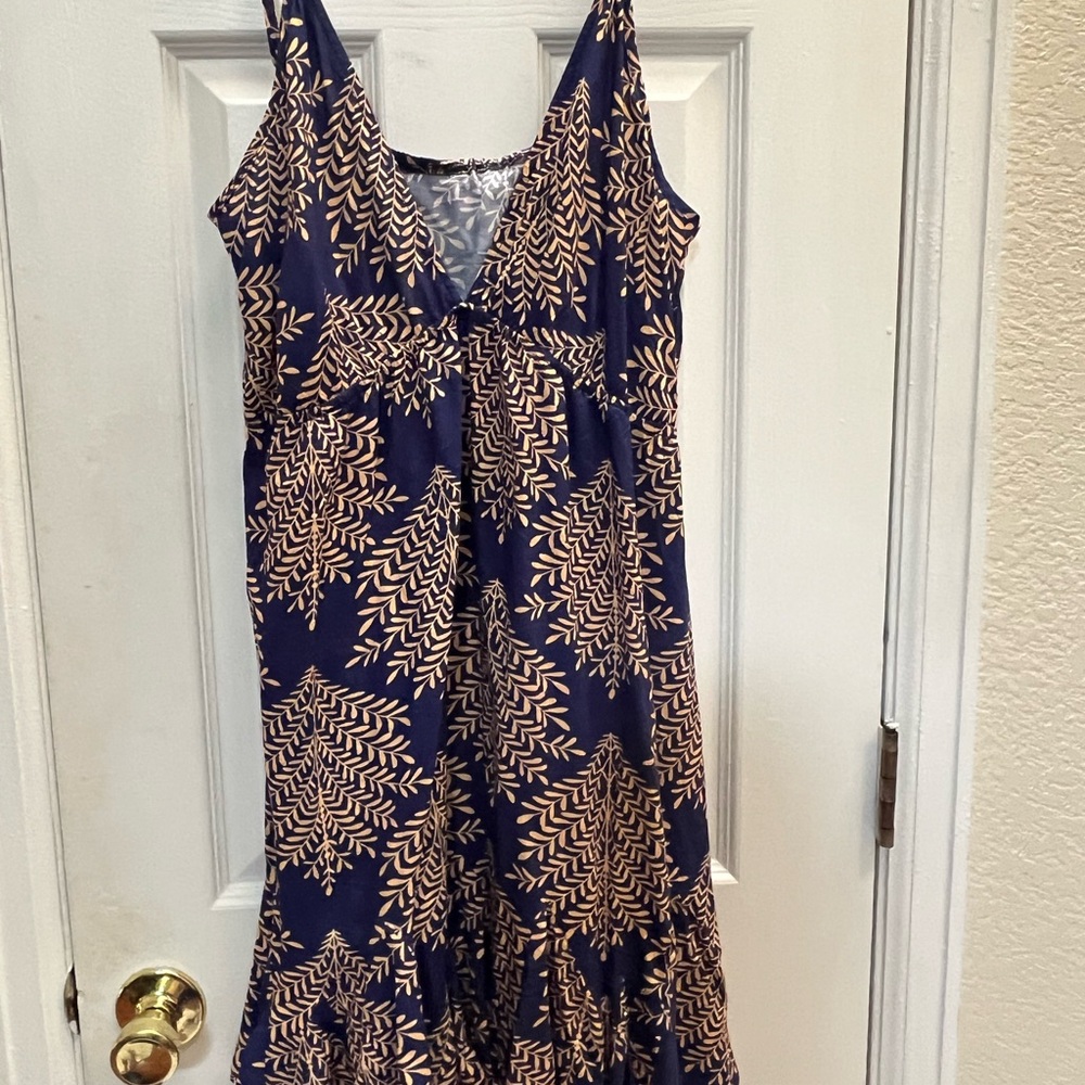 Cupshe V-Neck Sun Dress with Ruffle bottom Size L Navy and Tan Leaf Pattern